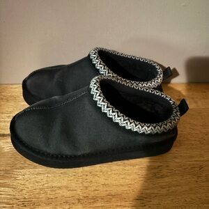 Women’s Black Slip-On Cozy Shoes with Contrast Trim
